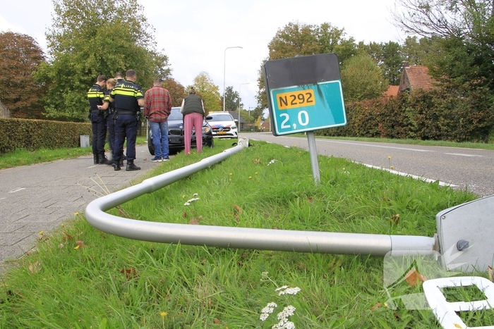bestuurder botst tegen lantaarnpaal en raakt niet gewond