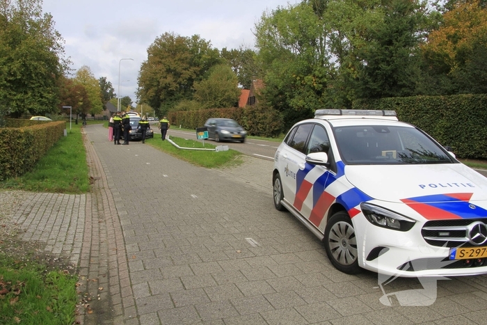bestuurder botst tegen lantaarnpaal en raakt niet gewond