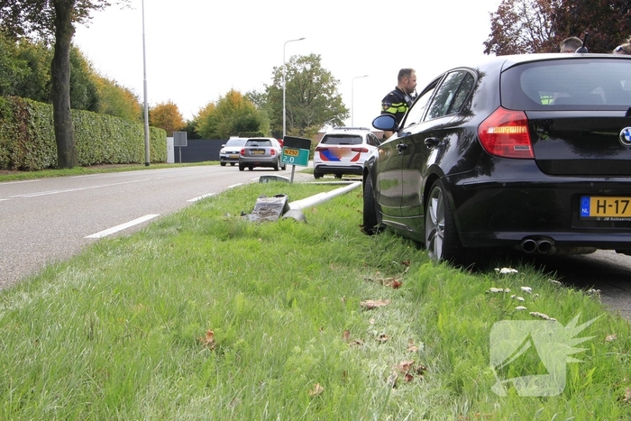 bestuurder botst tegen lantaarnpaal en raakt niet gewond