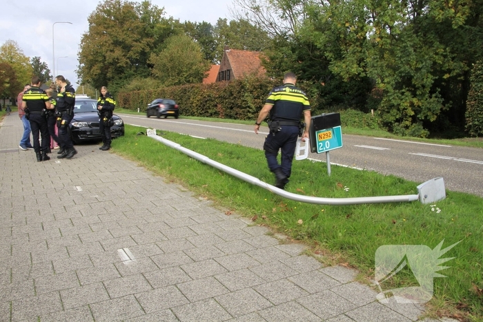 bestuurder botst tegen lantaarnpaal en raakt niet gewond