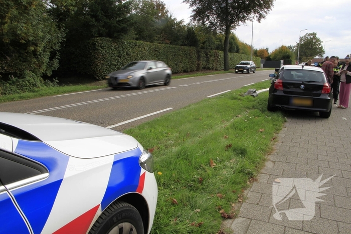 bestuurder botst tegen lantaarnpaal en raakt niet gewond