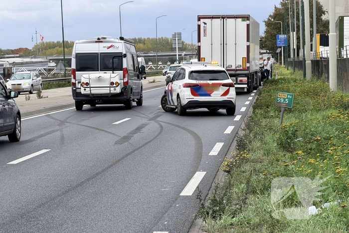 Vrachtwagen botst op auto zonder gewonden