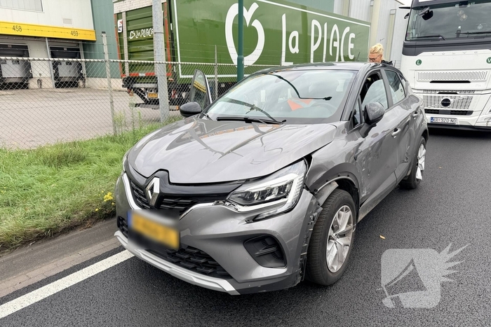 Vrachtwagen botst op auto zonder gewonden