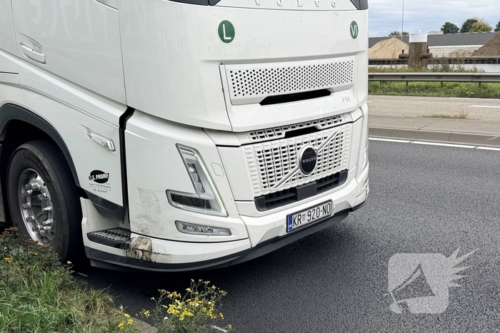 Vrachtwagen botst op auto zonder gewonden