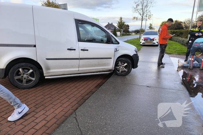 Bestelbus ziet scooter over het hoofd