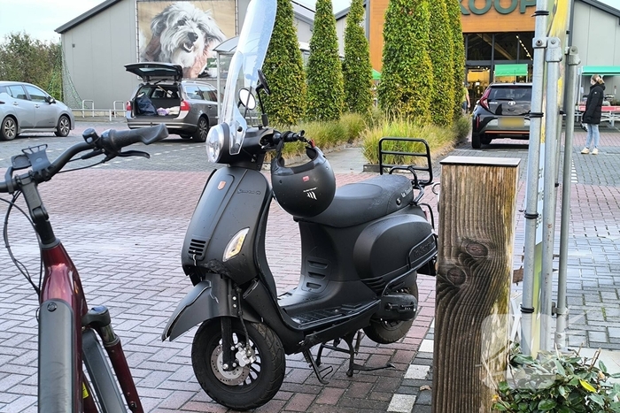 Bestelbus ziet scooter over het hoofd