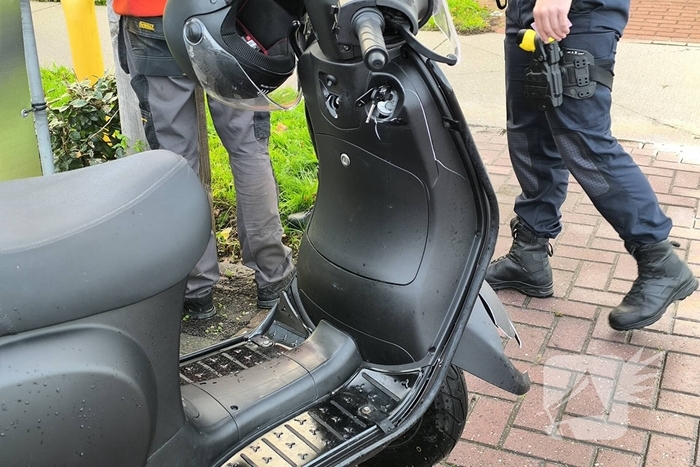 Bestelbus ziet scooter over het hoofd