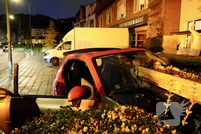 Ravage nadat voertuig in tuin belandt