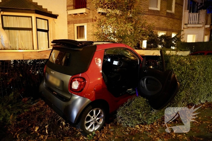 Ravage nadat voertuig in tuin belandt