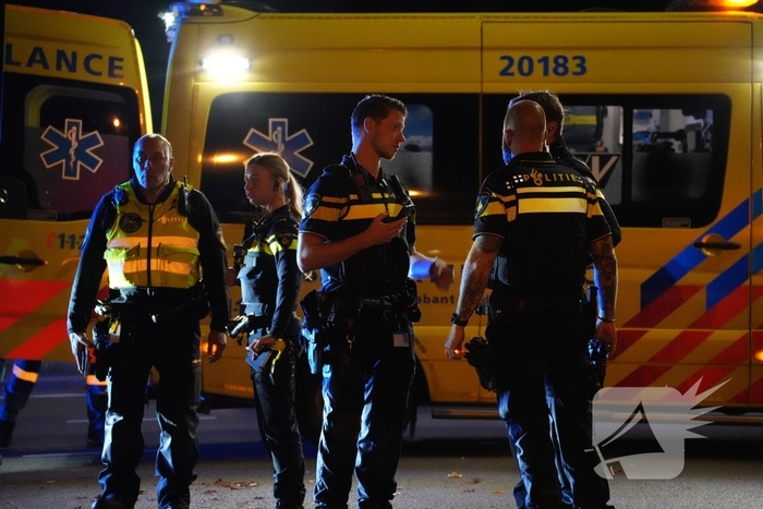 Fietsbezorger gewond naar ziekenhuis