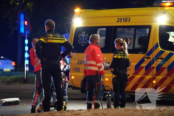Fietsbezorger gewond naar ziekenhuis