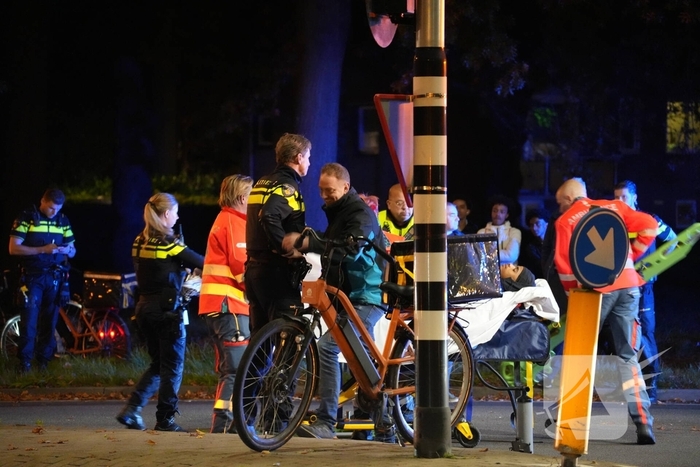 Fietsbezorger gewond naar ziekenhuis