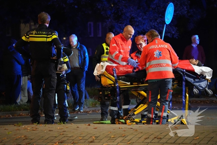 Fietsbezorger gewond naar ziekenhuis