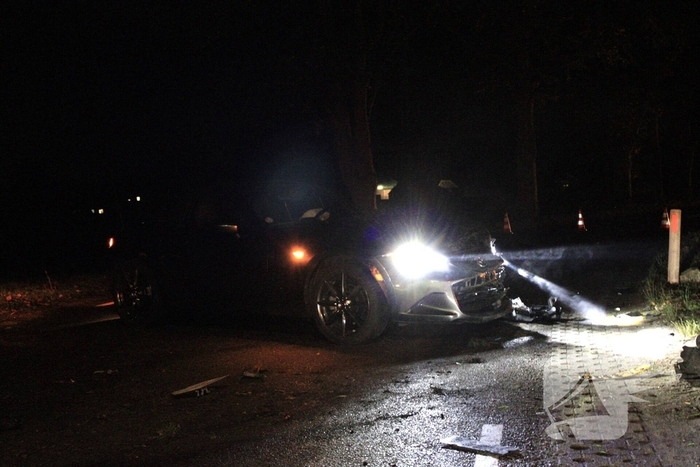 Automobilist mist bocht en botst