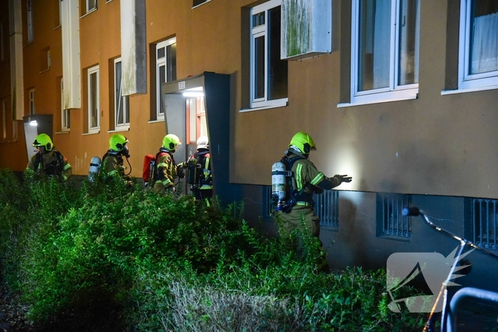 Flinke brand in kelderruimte portiekflat
