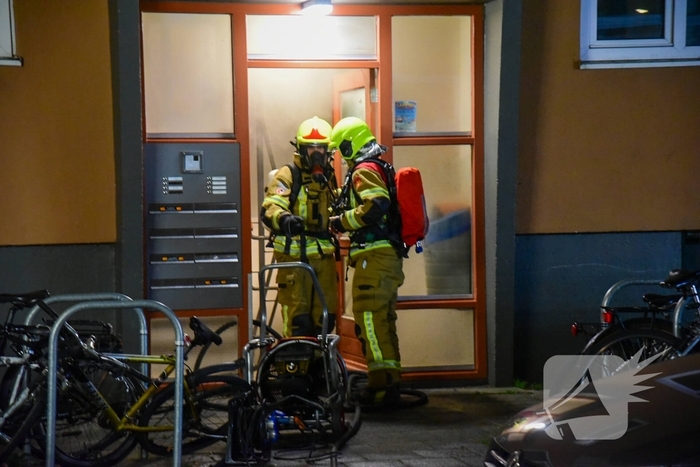 Flinke brand in kelderruimte portiekflat