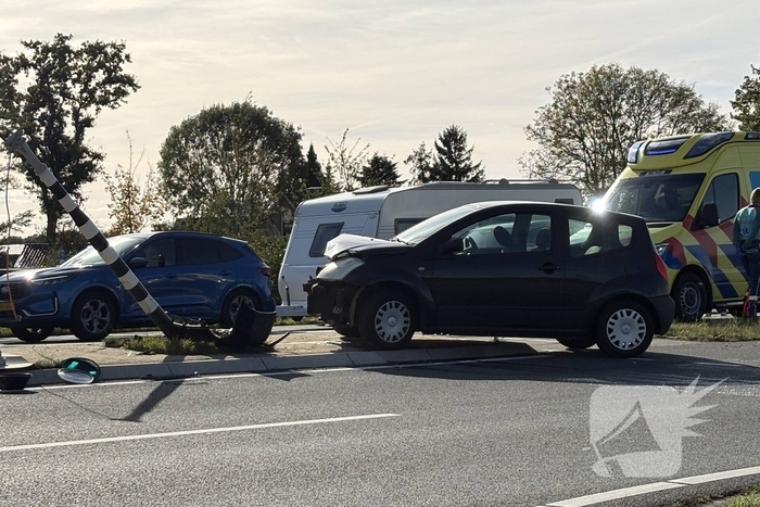 Automobilist rijdt verkeerslicht uit de grond