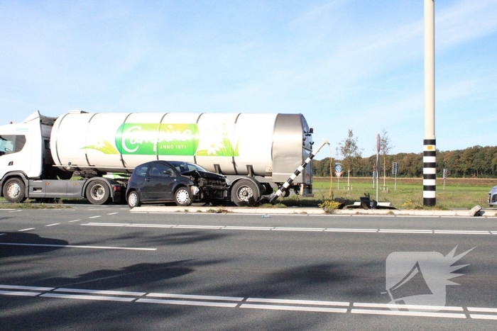 Automobilist rijdt verkeerslicht uit de grond