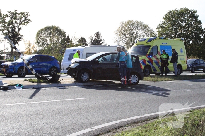 Automobilist rijdt verkeerslicht uit de grond