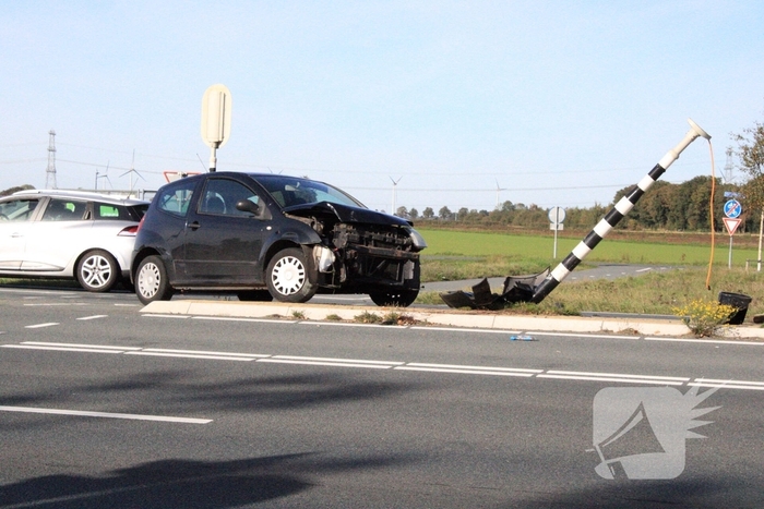 Automobilist rijdt verkeerslicht uit de grond