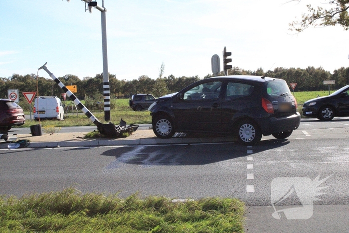 Automobilist rijdt verkeerslicht uit de grond