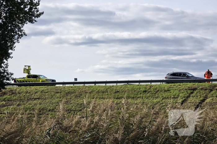 Zeven auto's beschadigd nadat ze over een object heengereden zijn wat van vrachtwagen afgevallen was
