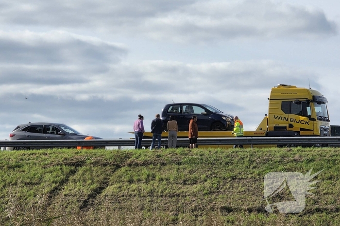 Zeven auto's beschadigd nadat ze over een object heengereden zijn wat van vrachtwagen afgevallen was