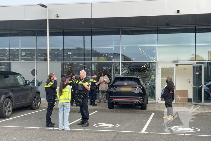 Automobilist ramt gevel supermarkt