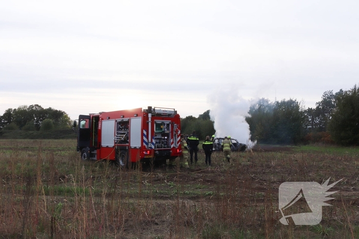 Crossauto vliegt in brand