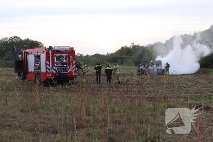 Crossauto vliegt in brand