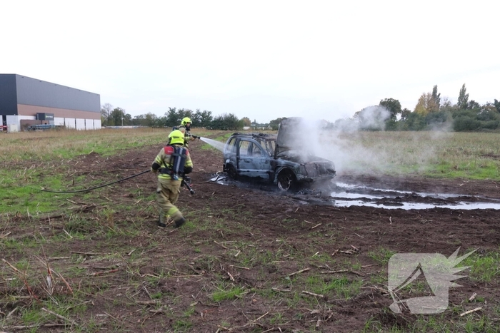 Crossauto vliegt in brand