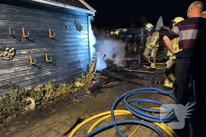 Schuur brand volledig af