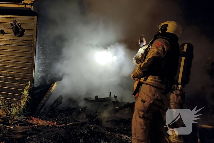 Schuur brand volledig af