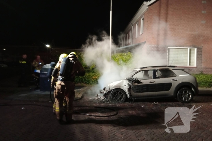Brand verwoest auto