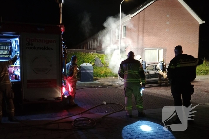Brand verwoest auto