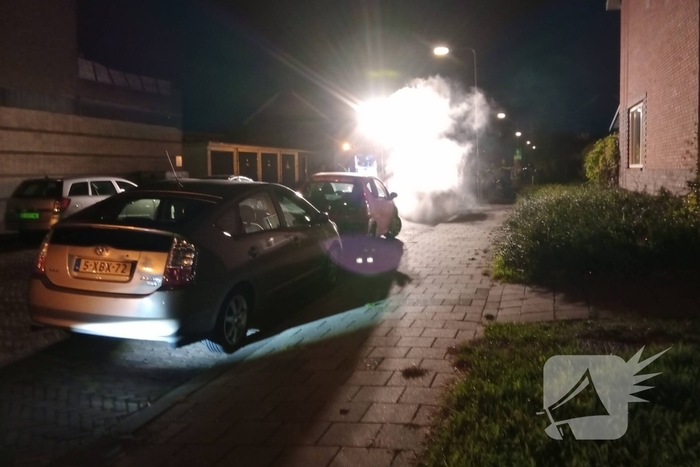 Brand verwoest auto