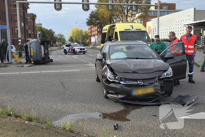 Auto op zijkant na botsing