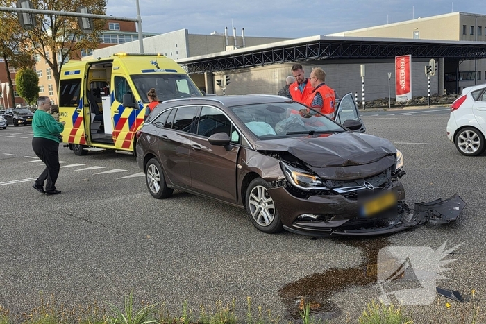 Auto op zijkant na botsing