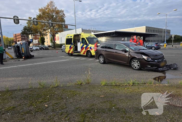 Auto op zijkant na botsing