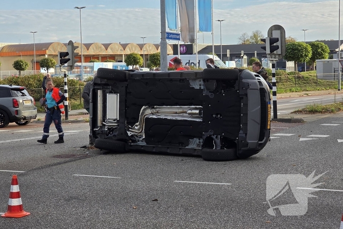 Auto op zijkant na botsing