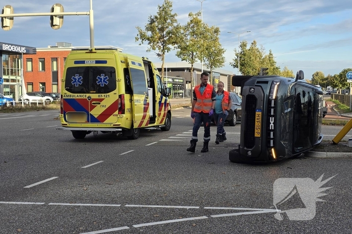 Auto op zijkant na botsing