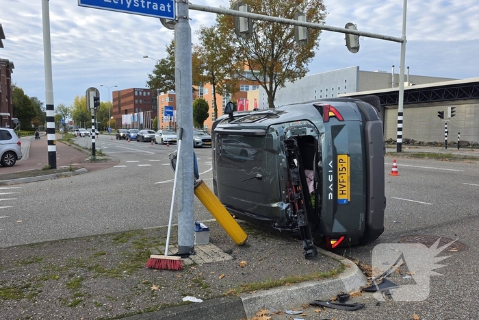 Auto op zijkant na botsing