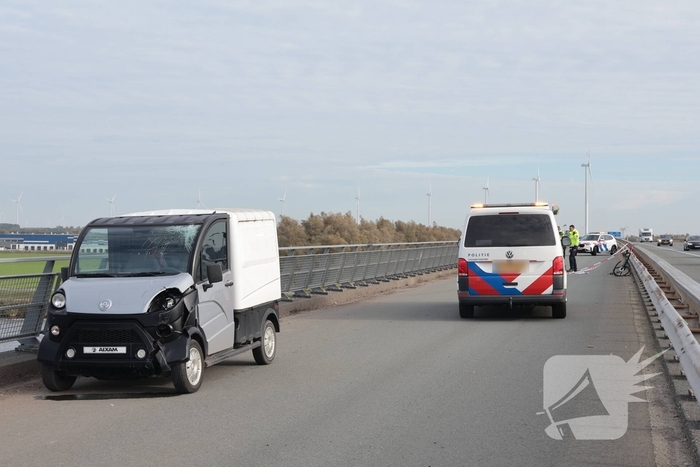 Wielrenner zwaargewond na botsing met brommobiel