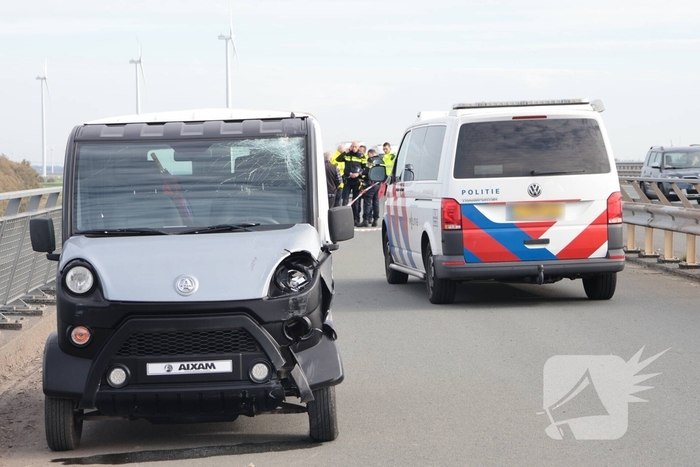 Wielrenner zwaargewond na botsing met brommobiel