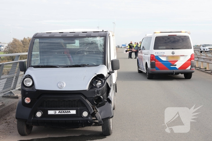 Wielrenner zwaargewond na botsing met brommobiel