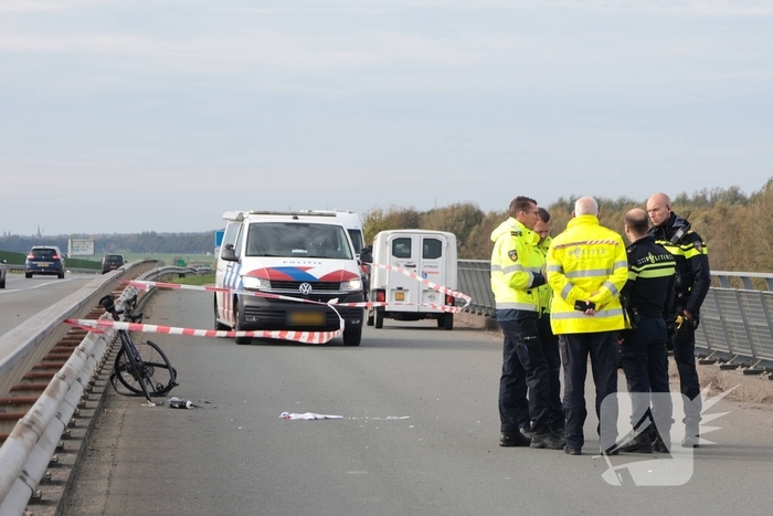 Wielrenner zwaargewond na botsing met brommobiel