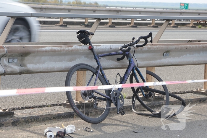 Wielrenner zwaargewond na botsing met brommobiel