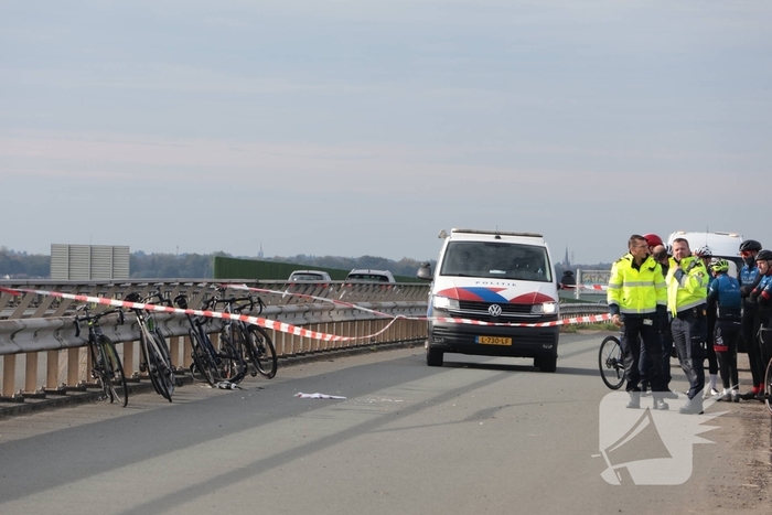 Wielrenner zwaargewond na botsing met brommobiel