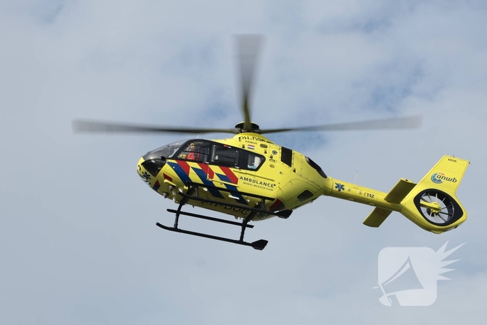 Wielrenner zwaargewond na botsing met brommobiel