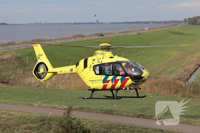 Wielrenner zwaargewond na botsing met brommobiel